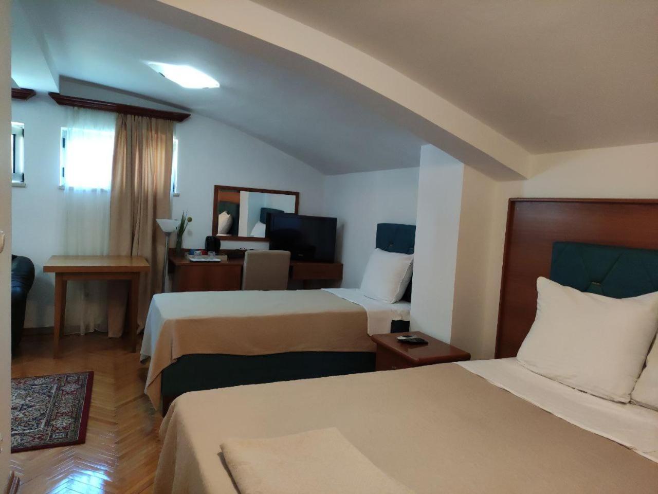 Hotel Ambasador พอดโกริกา ภายนอก รูปภาพ