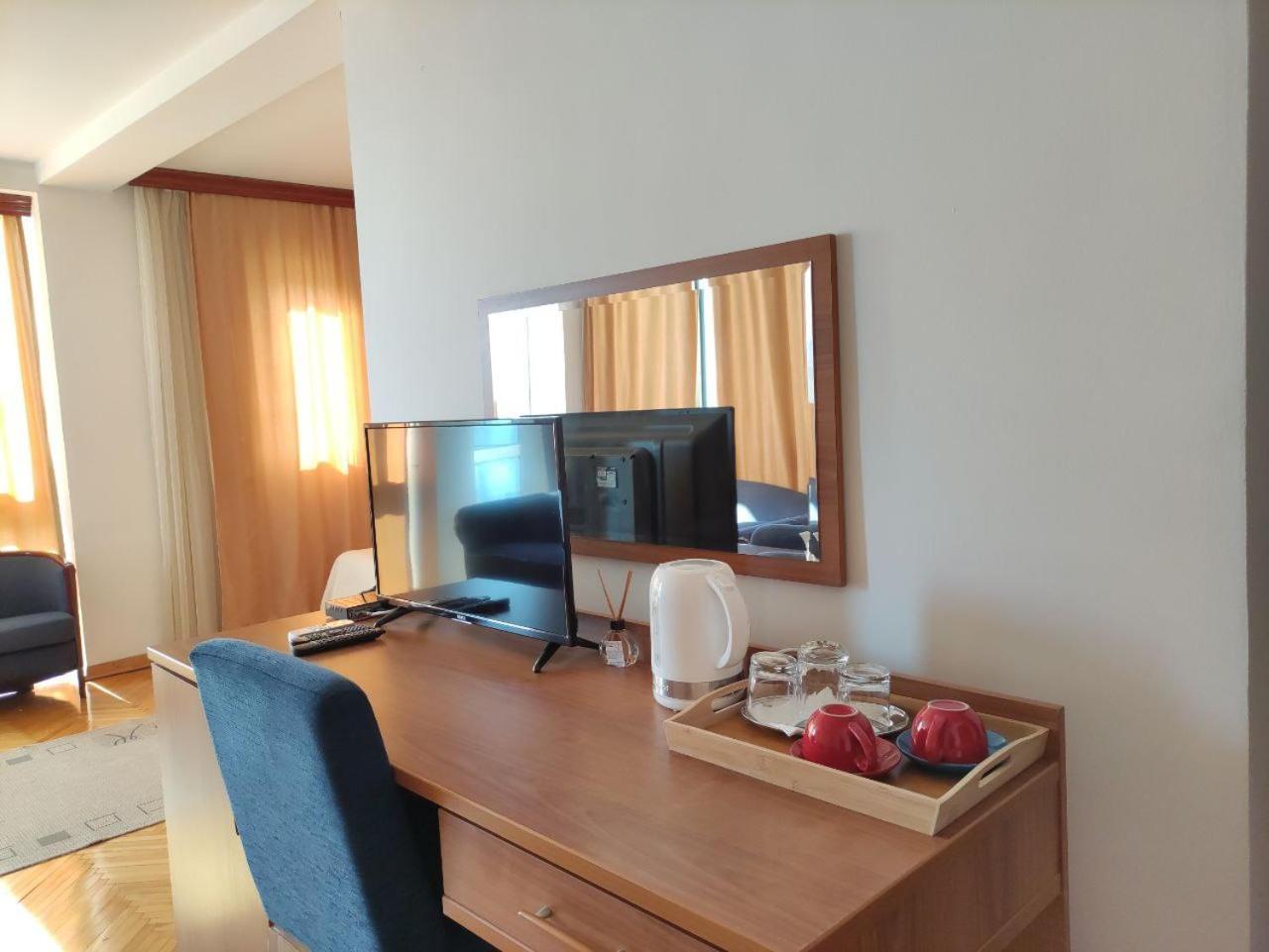 Hotel Ambasador พอดโกริกา ภายนอก รูปภาพ